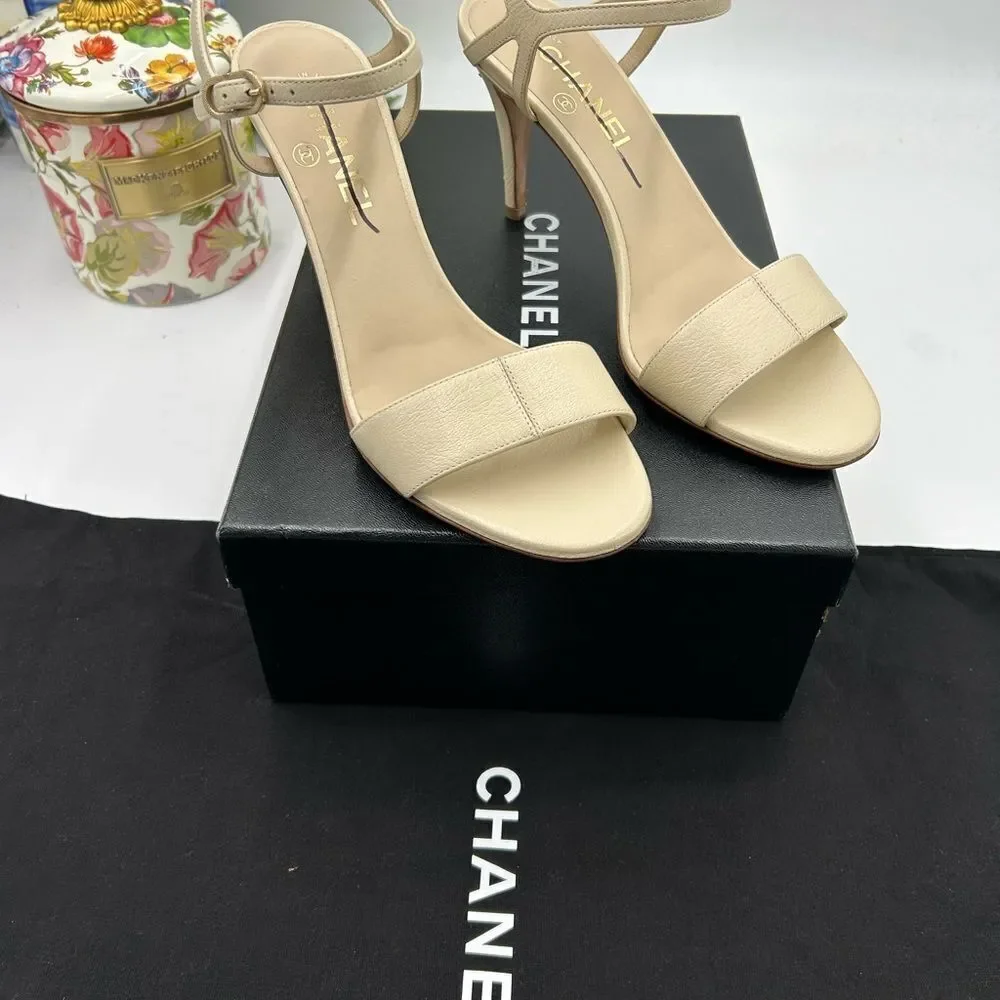 Women's Chanel ivory leather strappy sandals size 38.5 made in Italy